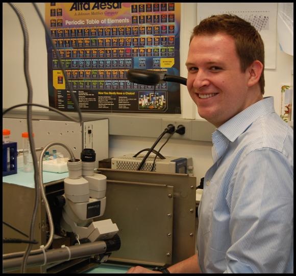 Photo of Kely Sheldon in the lab.